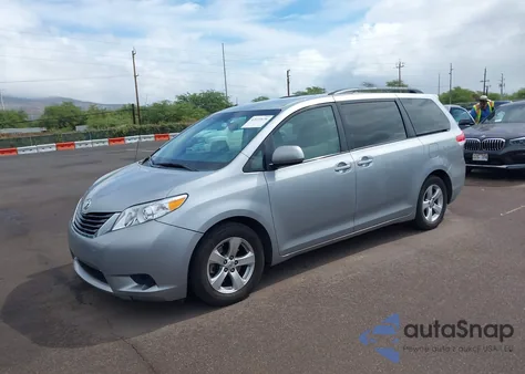 2014 Toyota Sienna Le V6 7 Passenger Auto Access Seat/Le V6 7 Passenger Mobility/Le V6 8 Passenger z USA, uszkodzony, nr VIN 5TDKK3DC0ES467867